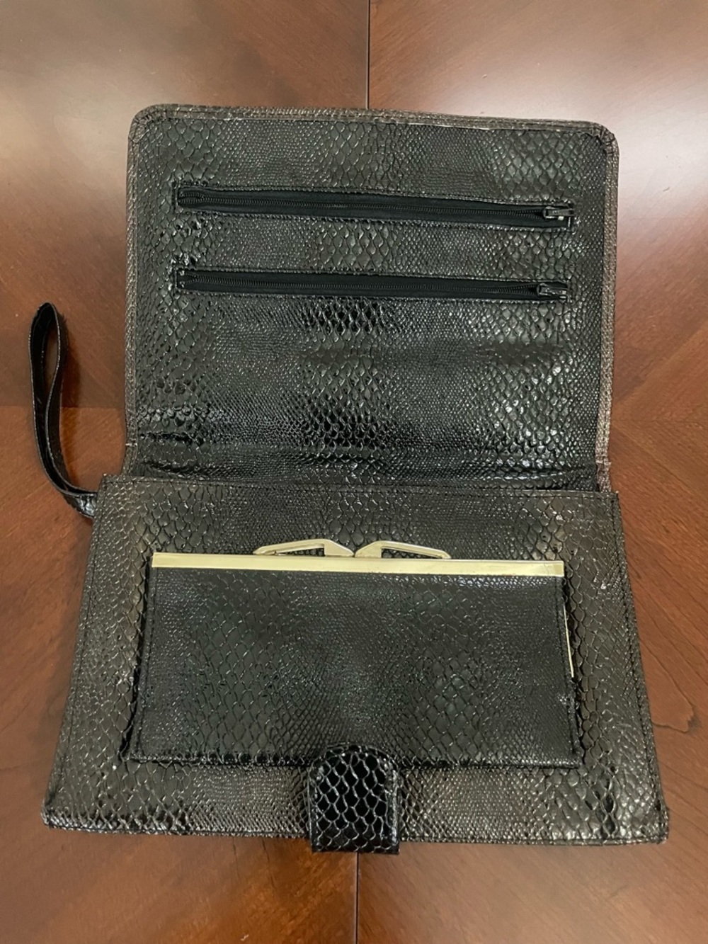 Vintage Traveler Clutch in Glossy Embossed Onyx Y2K - Picture 4 of 7